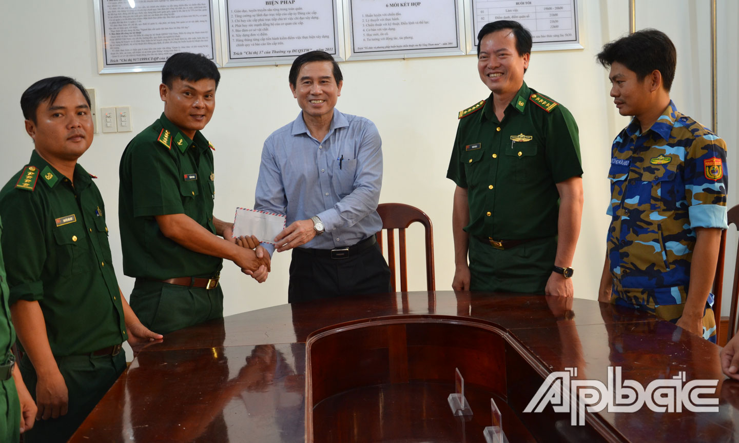 Chủ tịch UBND tỉnh Lê Văn Hưởng tặng quà và động viên tinh thần cán bộ, chiến sĩ Hải đội 2 - Bộ Chỉ huy Bộ đội Biên phòng tỉnh.