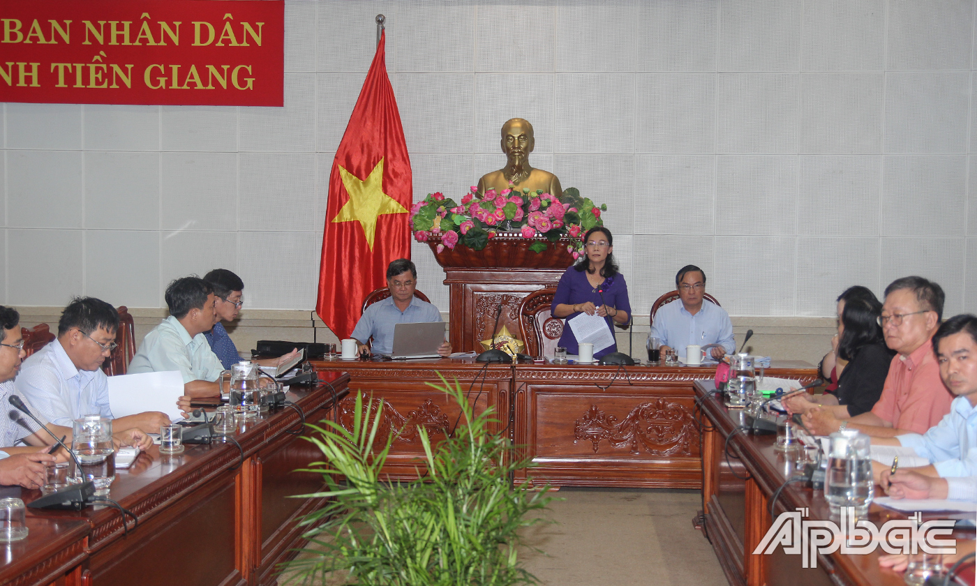 Trưởng Đoàn giám sát Nguyễn Thị Sáng báo cáo tóm tắt những nội dung trọng tâm qua làm việc với các đơn vị.