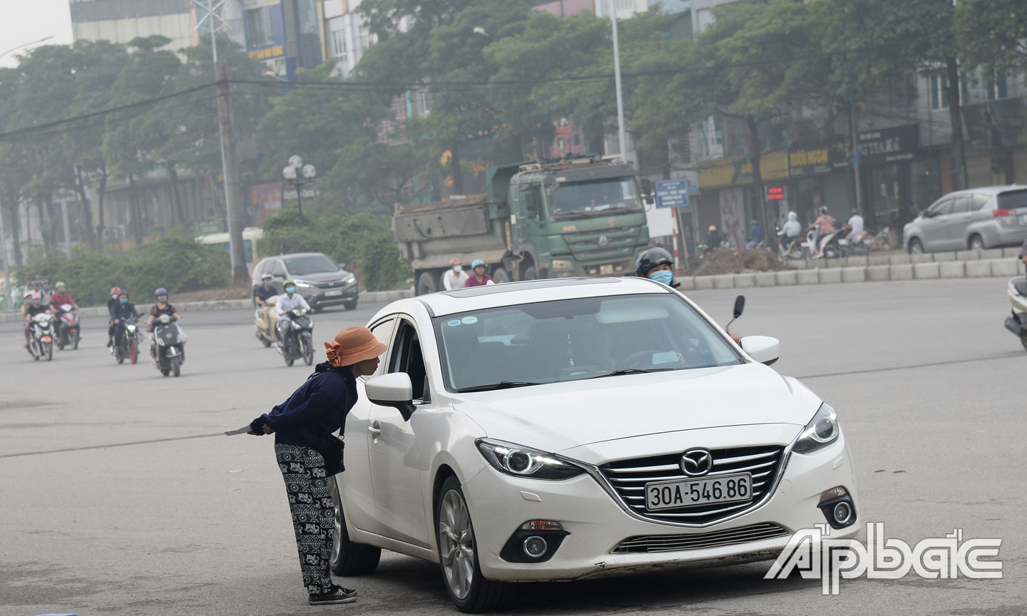 Cò ngã giá với khách gần sân Mỹ Đình.