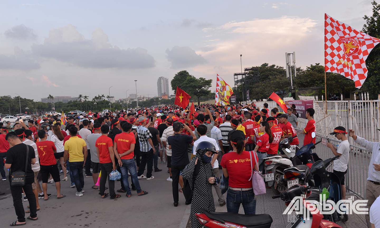 Tất cả đã tạo nên bầu không khí sôi nổi bên ngoài SVĐ Mỹ Đình trước giờ bóng lăn.