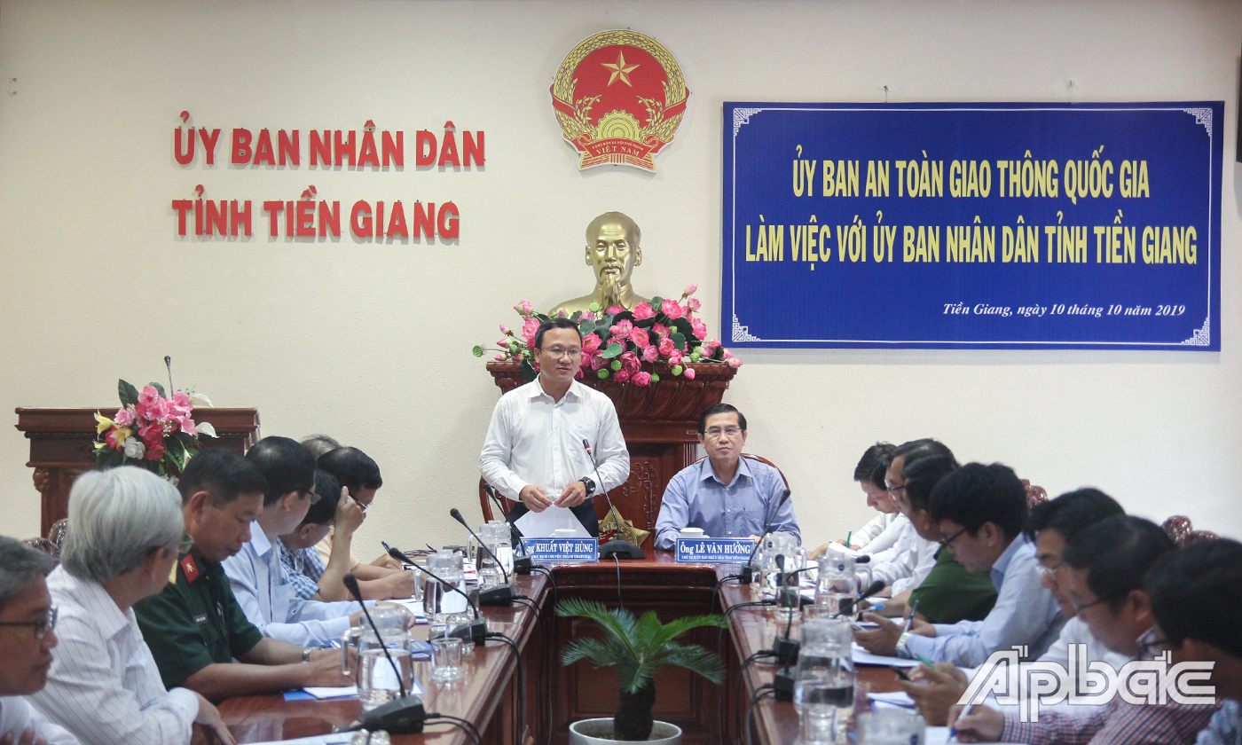 Đồng chí Khuất Việt Hùng phát biểu ý kiến.