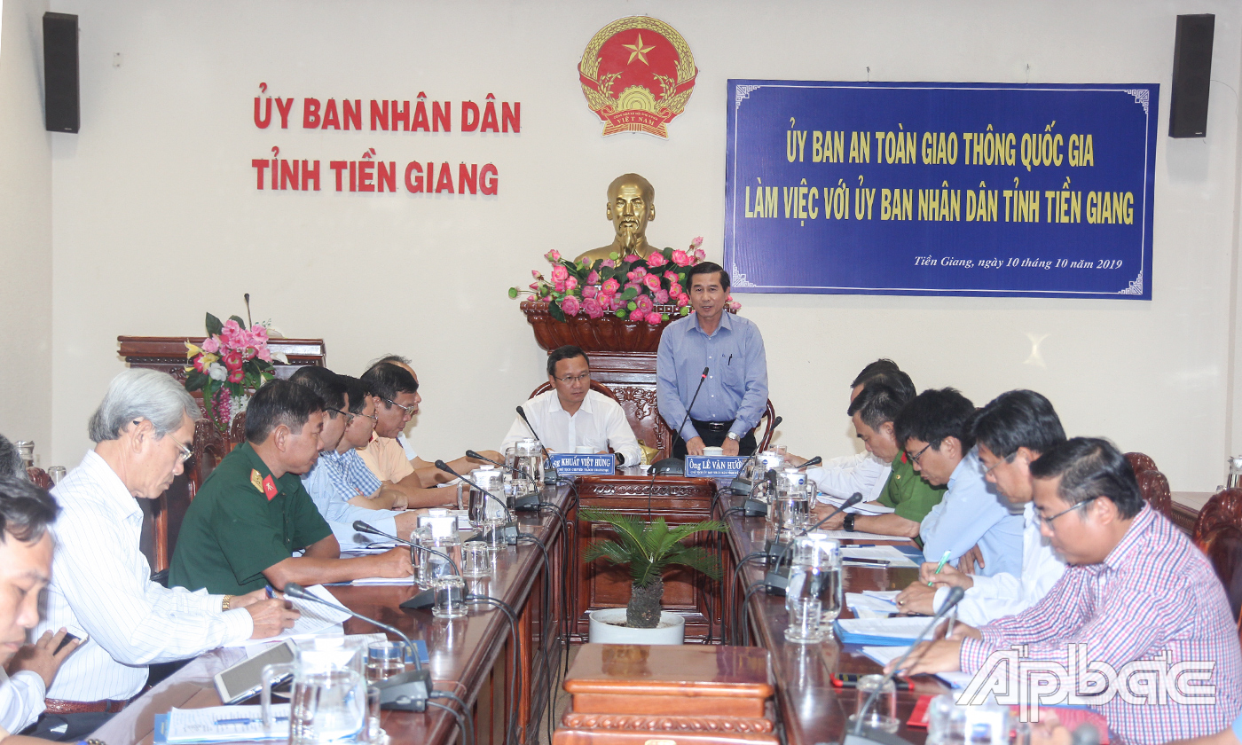 Đồng chí Lê Văn Hưởng phát biểu ý kiến.