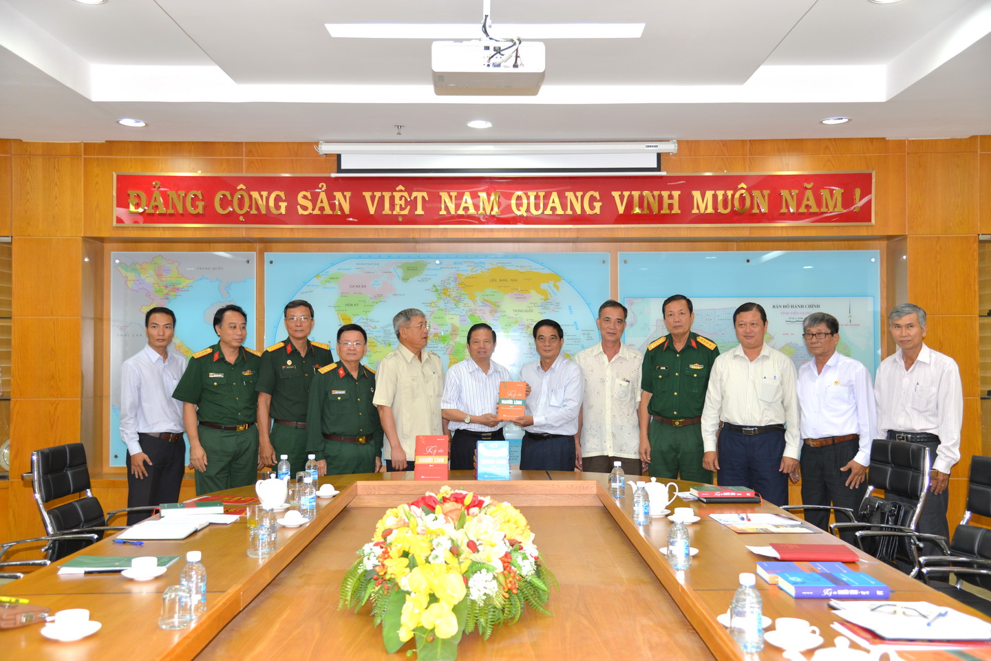 Ban chỉ đạo công trình sách “Ký ức người lính” trao tặng Tỉnh ủy Tiền Giang những tập sách đã xuất bản