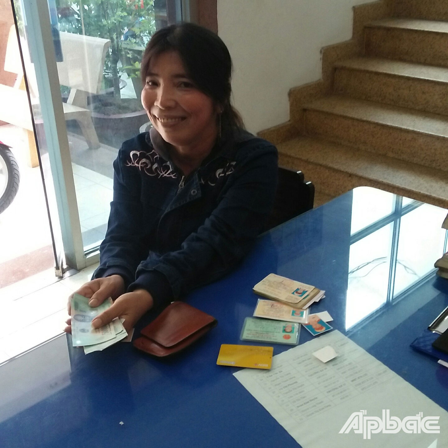 Chị Hằng giao nộp tài sản nhặt được cho cơ quan Công an để trả lại cho người bị hại.