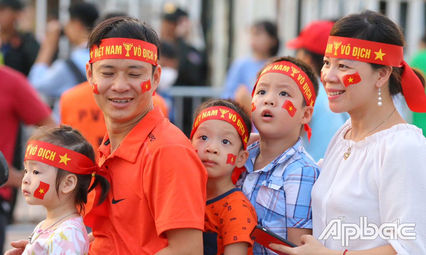 Ba ơi Việt Nam đá chưa? Cả nhà mình cùng nhanh chân lên nào!