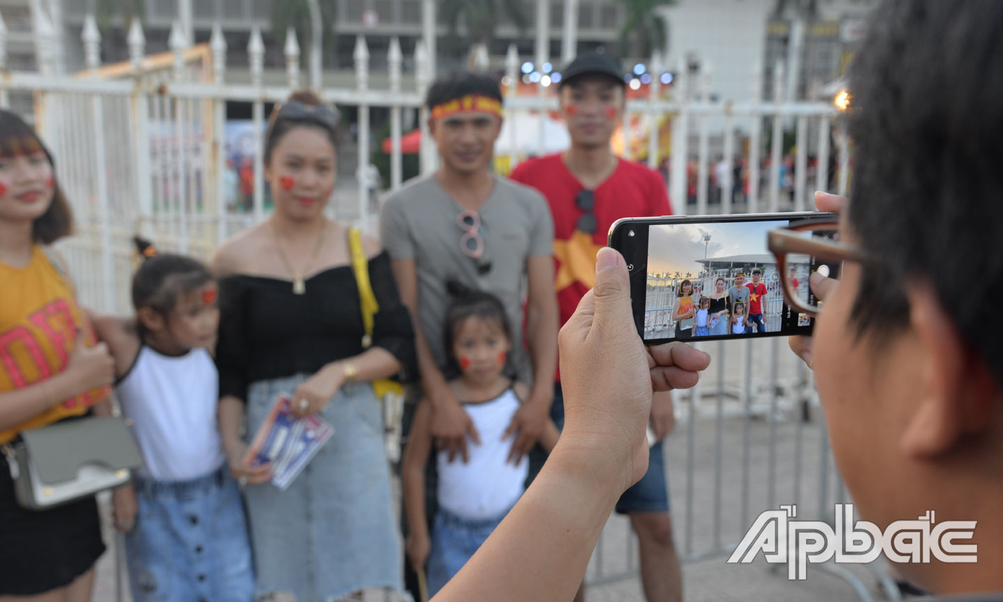 Ai cũng tranh thủ ghi lại hình ảnh cho người thân.