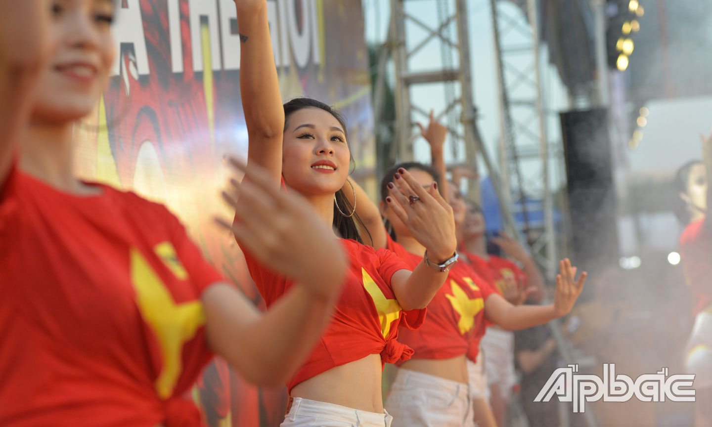 Múa cổ động trước trận đấu.
