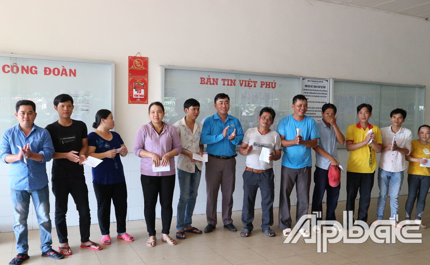 Công đoàn các Khu công nghiệp Tiền Giang trao tiền trợ cấp cho 218 công nhân