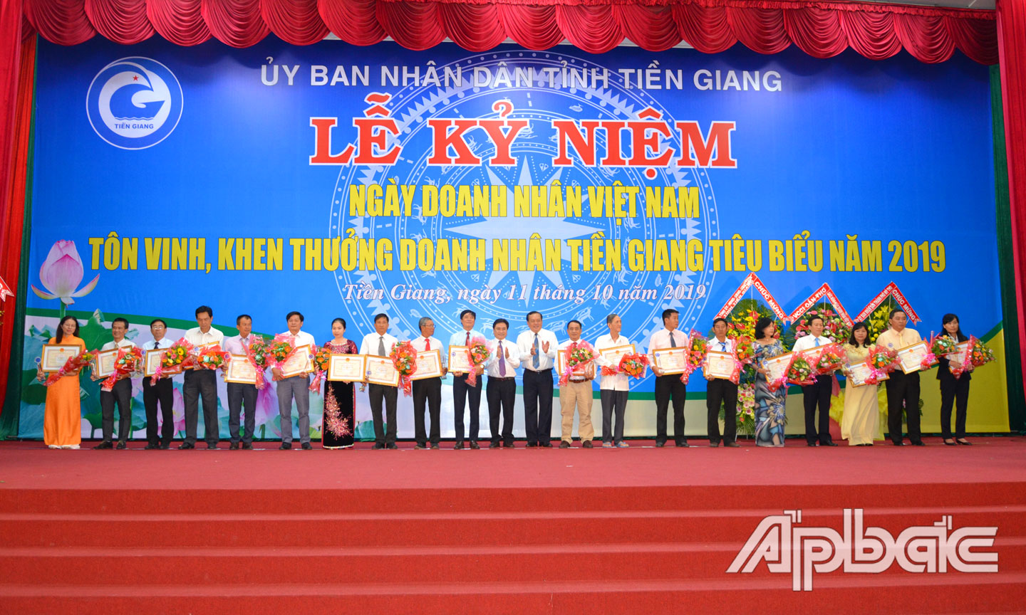 Tôn vinh, khen thưởng doanh nhân Tiền Giang tiêu biểu năm 2019.