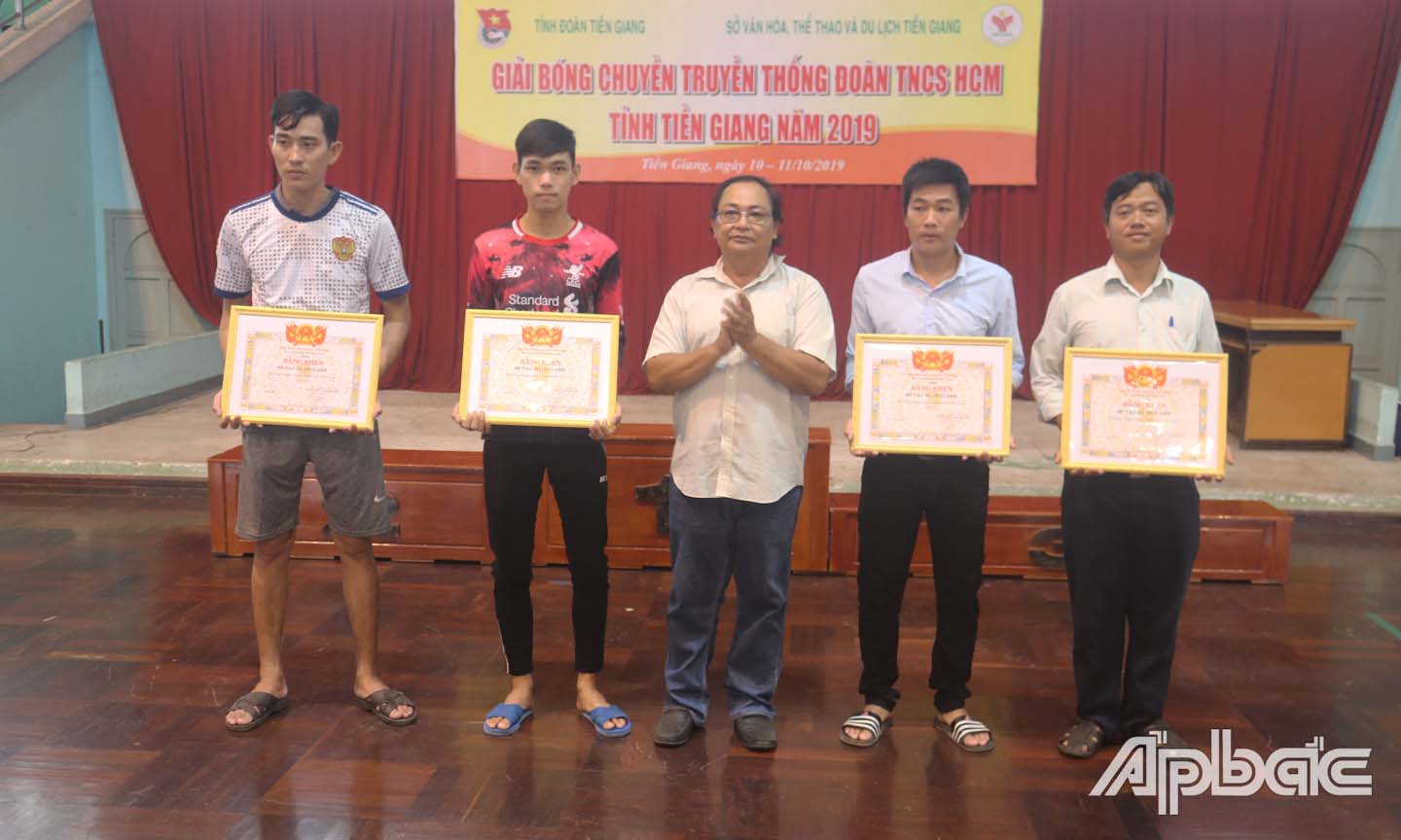 Ban Tổ chức trap giải cho cá đơn vị đoạt giải Khuyến khích.