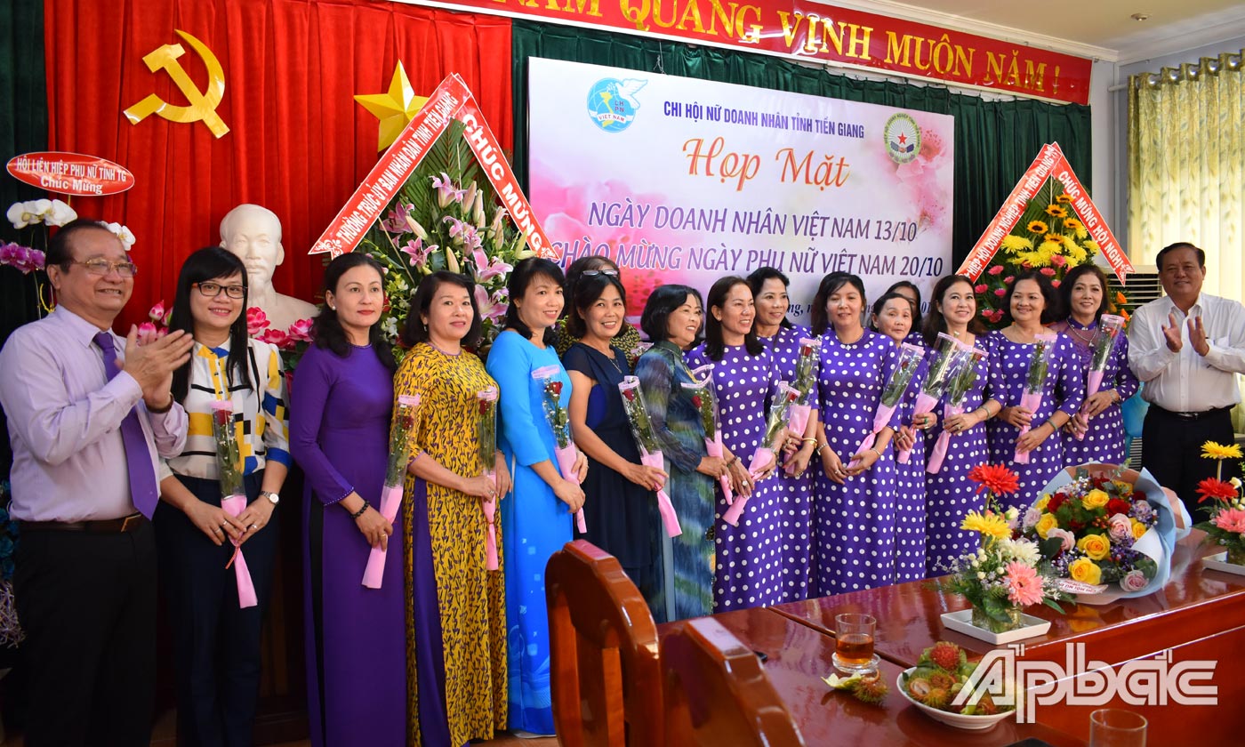 Tặng hoa chúc mừng các nữ doanh nhân