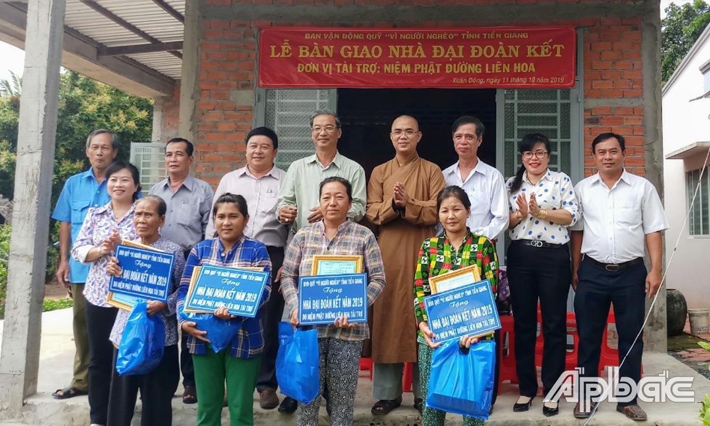 Trao nhà đại đoàn kết cho các hộ nghèo