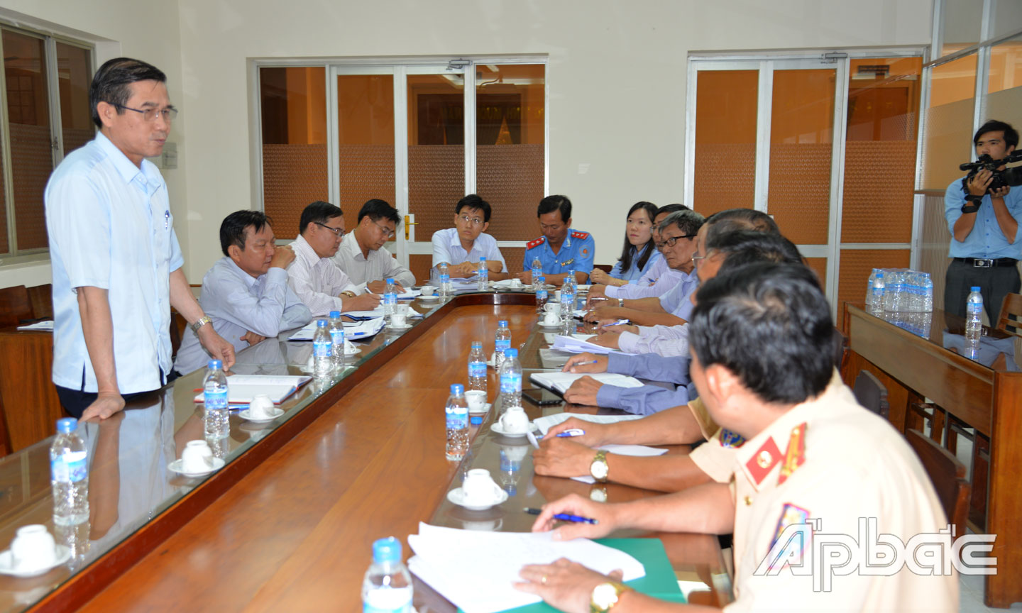 Chủ tịch UBND, Trưởng Ban ATGT tỉnh Lê Văn Hưởng phát biểu chỉ đạo tại buổi làm việc với huyện Châu Thành về công tác bảo đảm ATGT. 