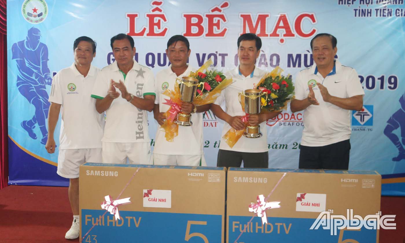 Đồng chí Lê Văn Nghĩa, Ủy viên Thường vụ Tỉnh ủy, Phó Chủ tịch UBND tỉnh trao thưởng cho các VĐV đoạt giải Nhì.