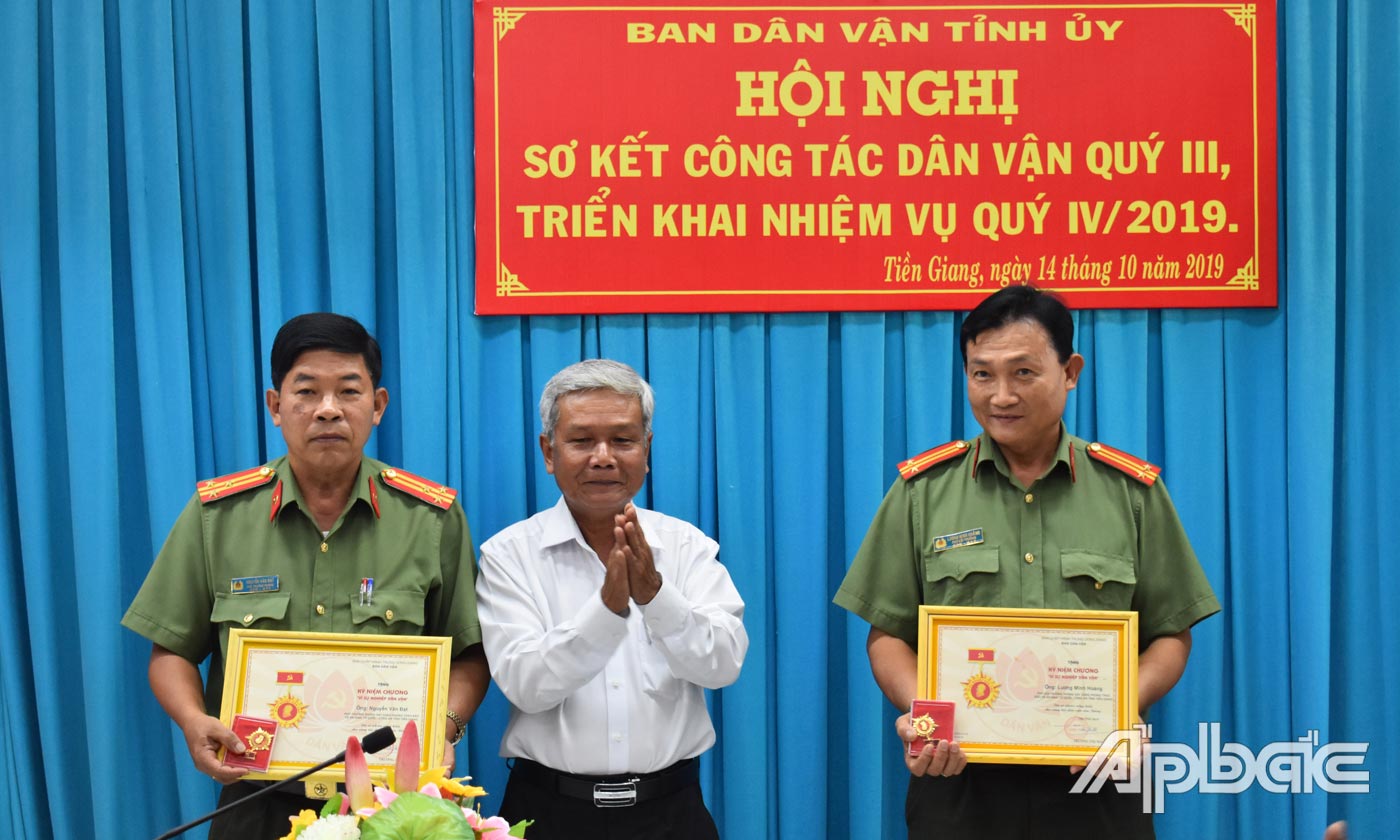 Trao Kỷ niệm chương Vì sự nghiệp dân vận cho các cá nhân