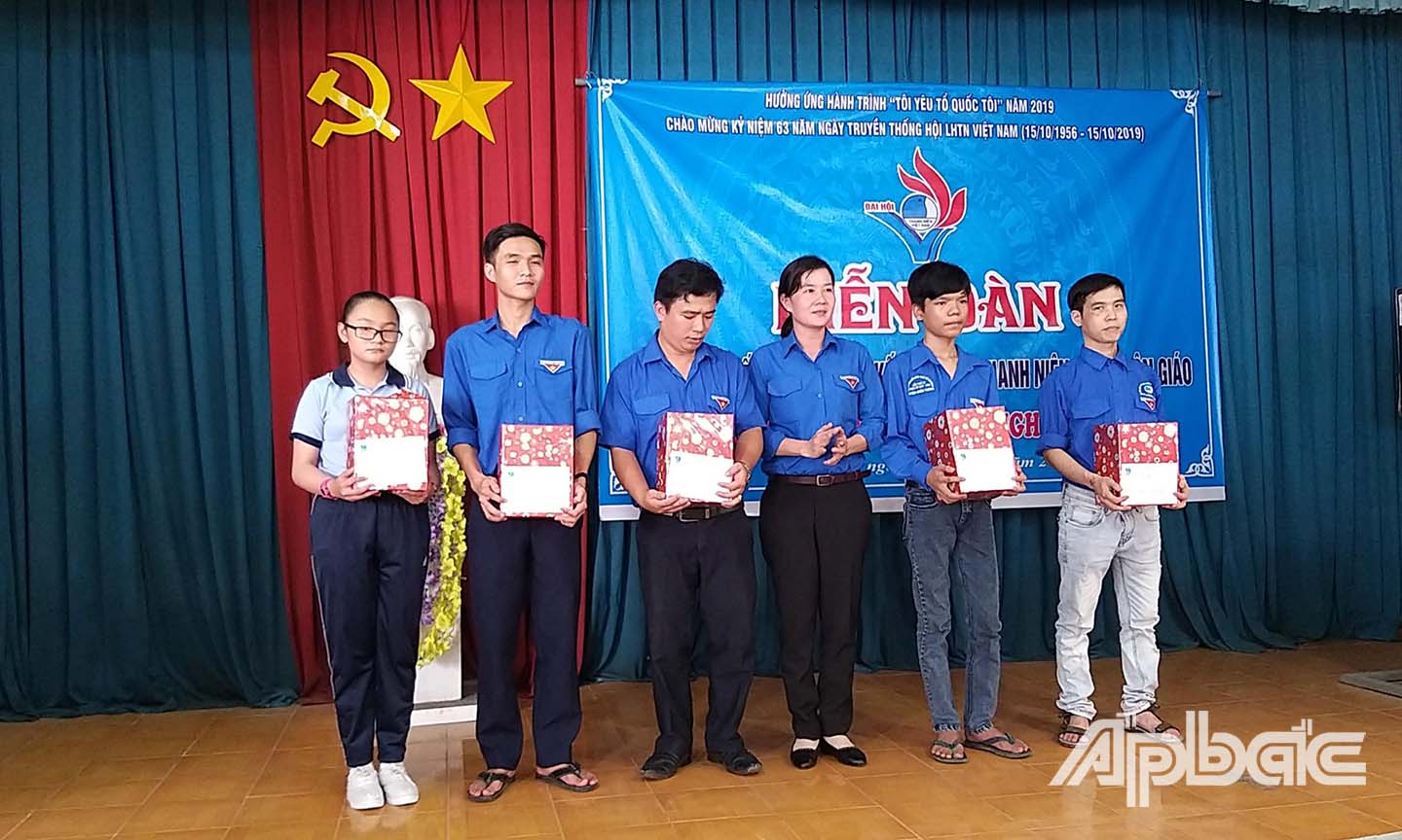 Chị Nguyễn Thị Mỹ Nương, Phó Bí thư Tỉnh đoàn, Chủ tịch Hội LHTN Việt Nam tỉnh Tiền Giang trao quà cho các thanh niên khuyết tật tiêu biểu trong chương trình tỏa sáng nghị lực Việt.