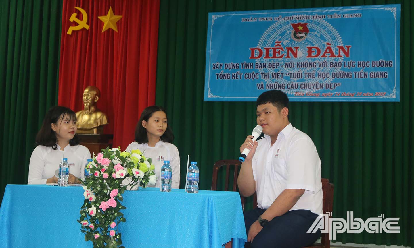 Các em học sinh Trường THPT Đốc Binh Kiều phát biểu ý kiến tại buổi tọa đàm.