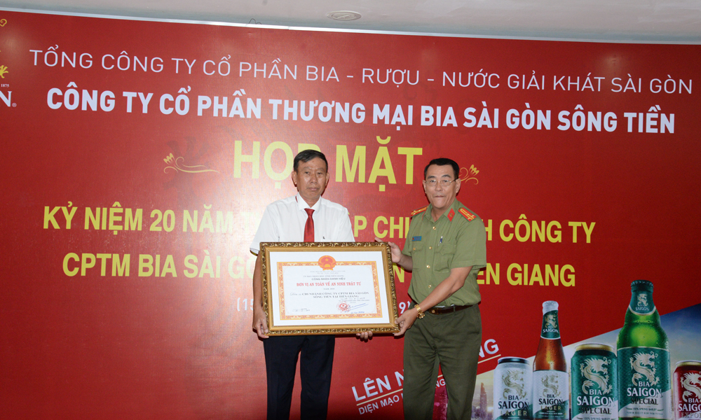 Giám đốc chi nhánh Bia Sài Gòn tại Tiền Giang Trần Văn Giàu nhận Bằng Công nhận đơn vị an toàn về an ninh trật tự.