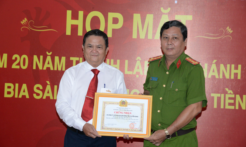 Đại diện chi nhánh nhận chứng nhận đơn vị điển hình tiên tiến về phòng cháy, chữa cháy năm 2018