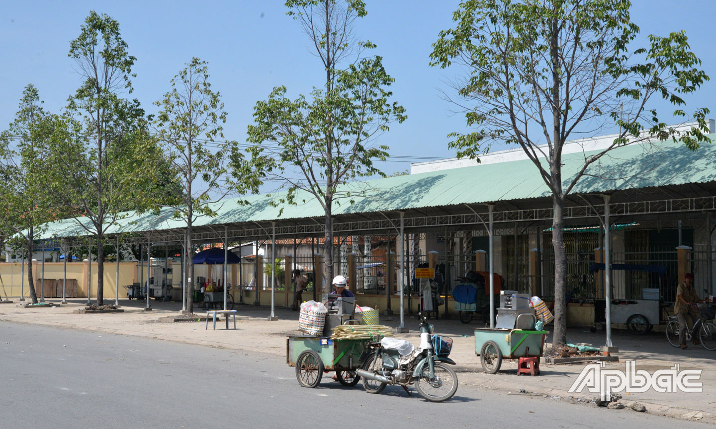 Nhiều tiểu thương chưa chịu vào buôn bán tại các chợ đã được Nhà nước đầu tư.
