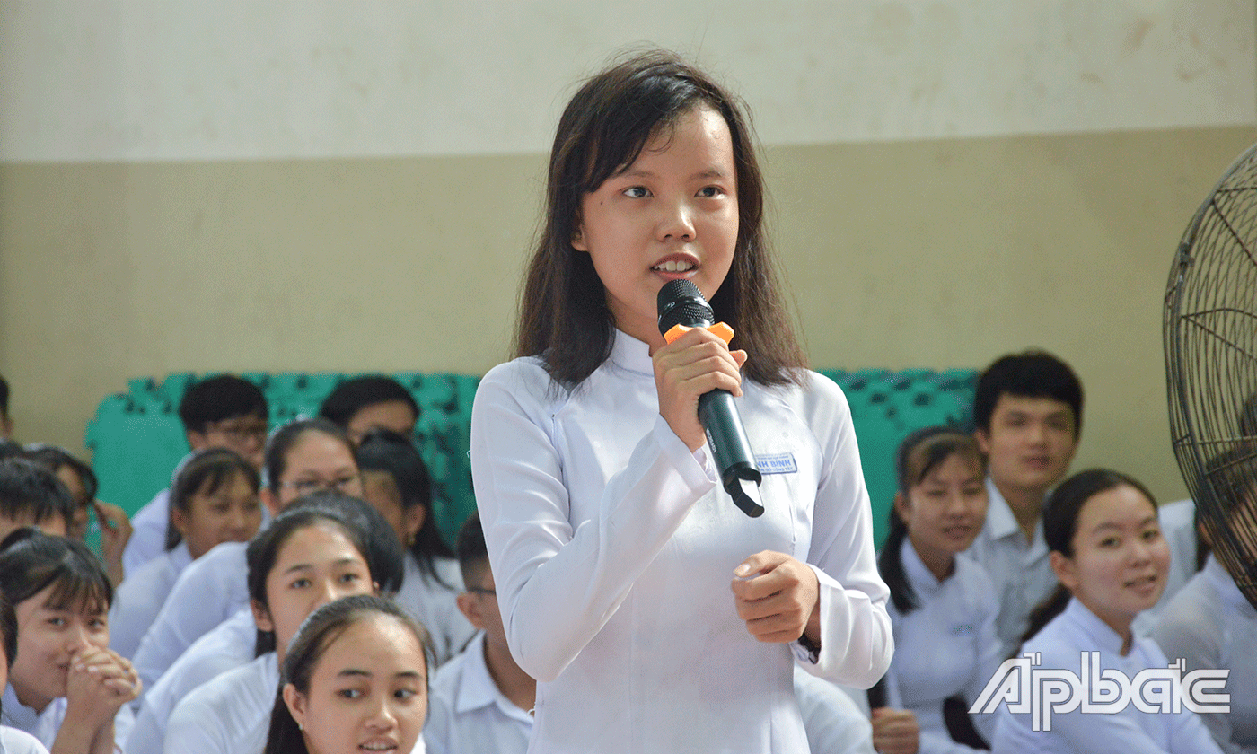 Học sinh Trường THPT Vĩnh Bình đã đặt câu hỏi liên quan đến biển, đảo Việt Nam.
