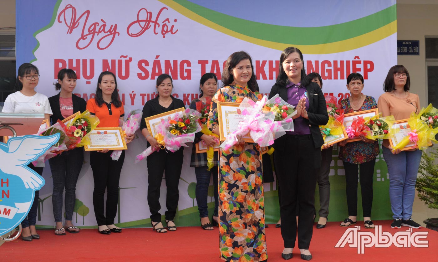 Hội LHPN tỉnh trao giải A ý tưởng phụ nữ sáng tạo khởi nghiệp cho chị Đồng Thị Thu Hoài, 