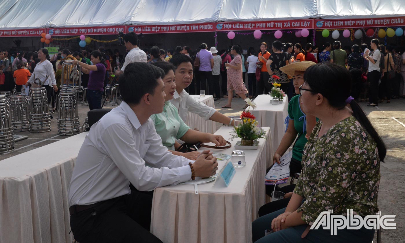 Các chị em tham gia tư vấn giới thiệu việc làm.