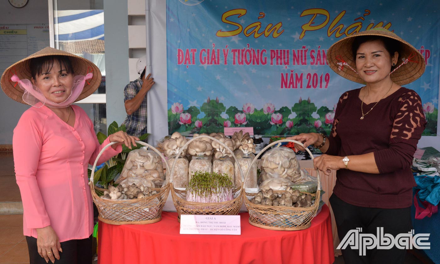 Chị Đồng Thị Thu Hoài (bên phải) giới thiễu sản phẩm khởi nghiệp của mình.