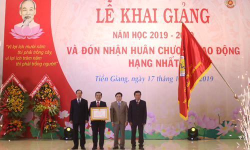 Nhà trường đón nhận Huy chương Lao động hạng Nhất của Chủ tịch nước.