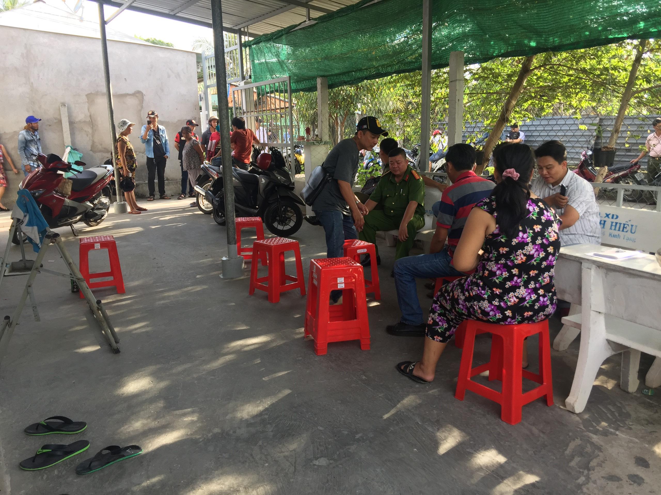 Lực lượng Công an có mặt để can ngăn người dân kéo đến nhà dạy bảo nam thanh niên bạo hành con ruột.