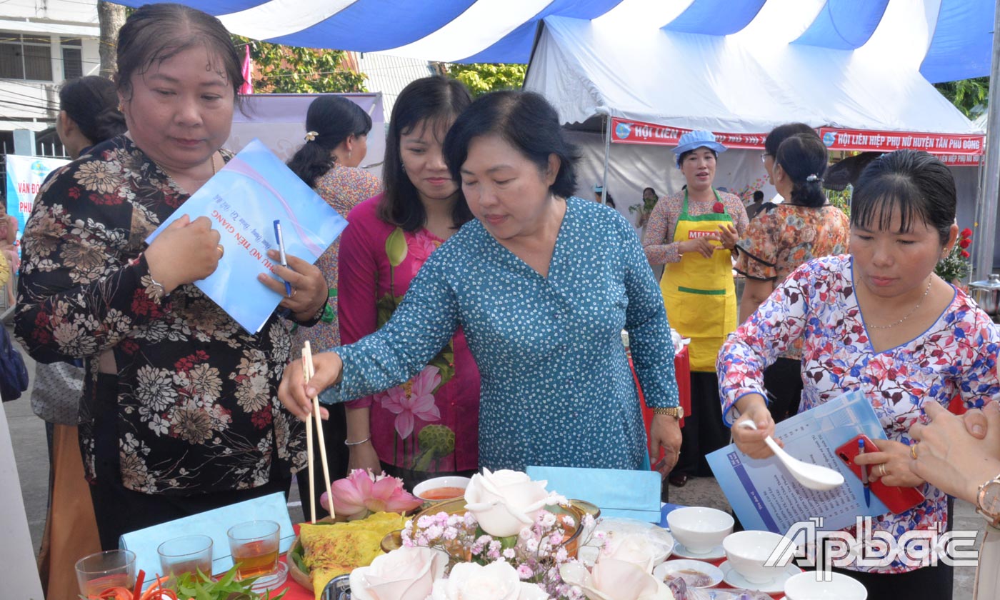 Ban tổ chức chấm giải liên hoan ẩm thực