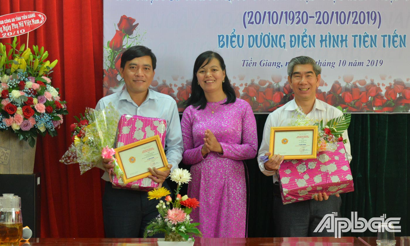 Trao Kỷ niệm chương 