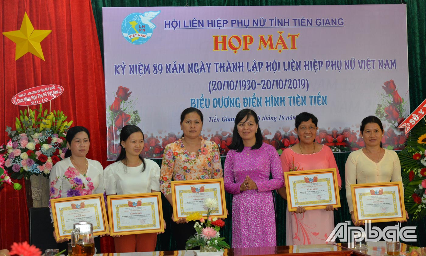 Hội LHPN tỉnh trao 5 bằng khen cho các tập thể.
