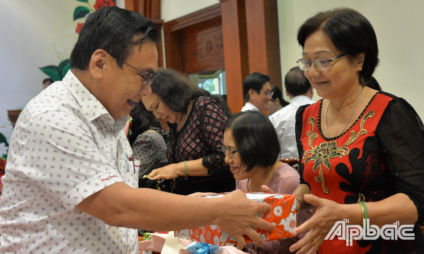 Phó Bí thư thường trực Tỉnh ủy tặng hoa, quà cho các đại biểu phụ nữ.