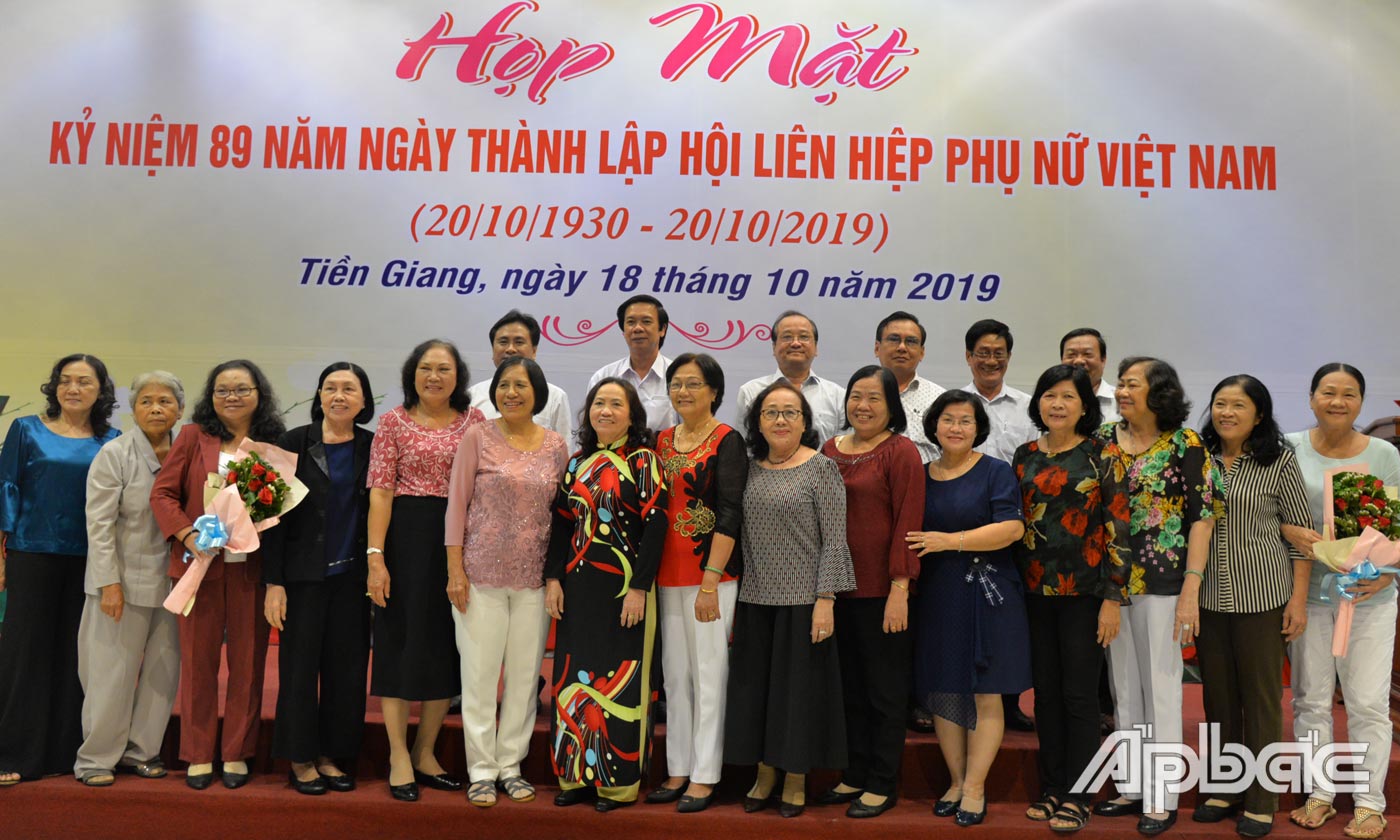 Đại biểu và lãnh đạo tỉnh chụp ảnh lưu niệm.