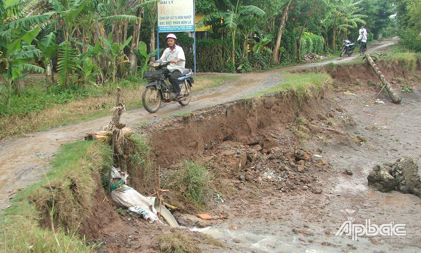 Sạt lở tại kinh Chợ Gạo.