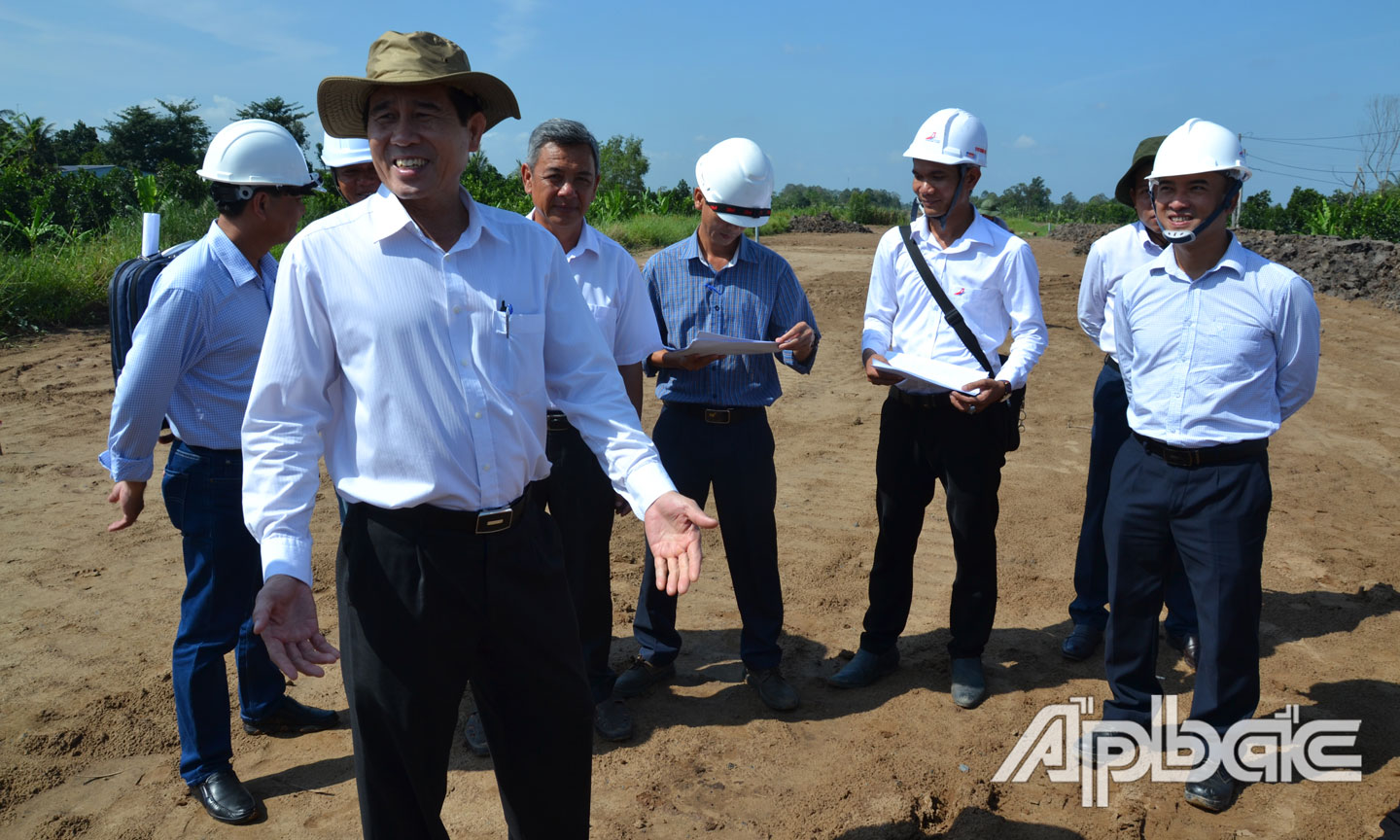 Chủ tịch UBND tỉnh Lê Văn Hưởng kiểm tra tiến độ tại gói thầu số 17, huyện Cái Bè.