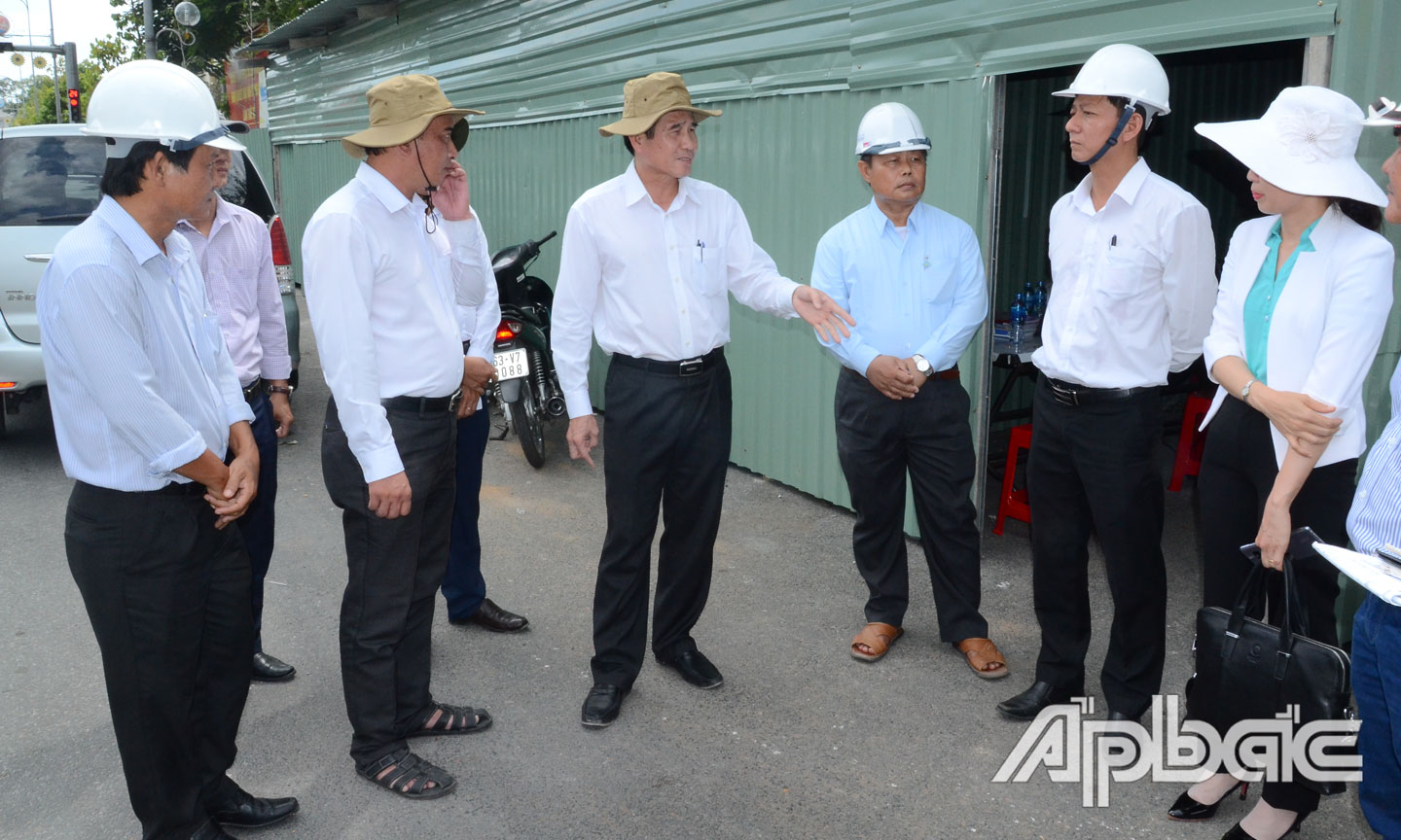 Đồng chí Lê Văn Hưởng kiểm tra tiến độ chỉnh trang đường Hùng Vương.