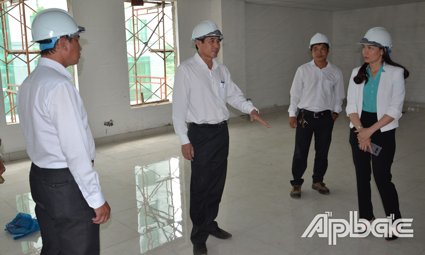 Đồng chí Lê Văn Hưởng kiểm tra tiến độ Trung tâm hành chính công tỉnh Tiền Giang.