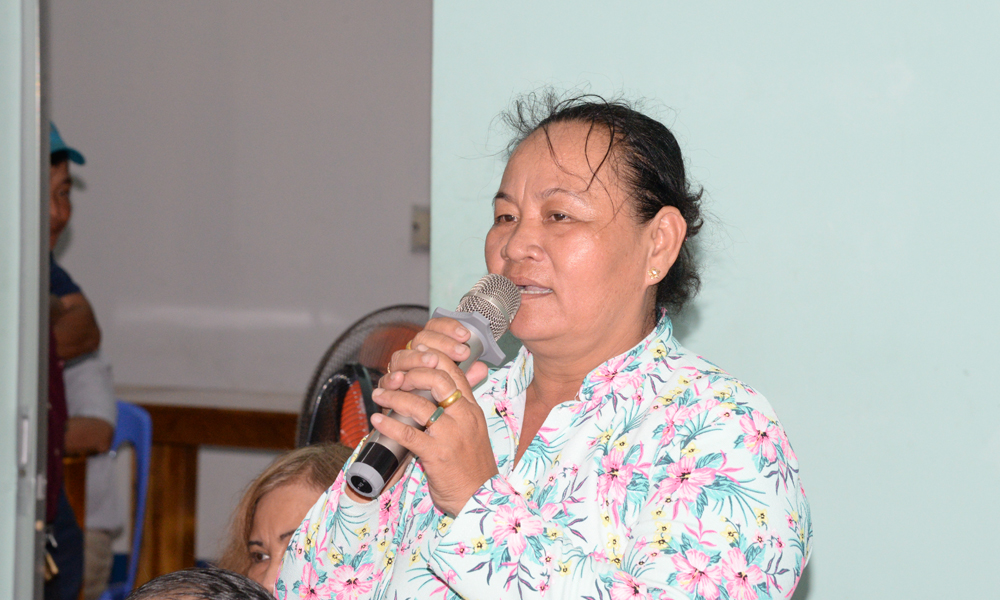 Bà Nguyễn Thị Khởi, đại diện cho các hộ bán hàng rong trong KCN Tân Hương được di dời đến các khu chợ tập trung cảm ơn lãnh đạo tỉnh và ngành chức năng đã tạo điều kiện cho họ có được nơi buôn bán ổn định.