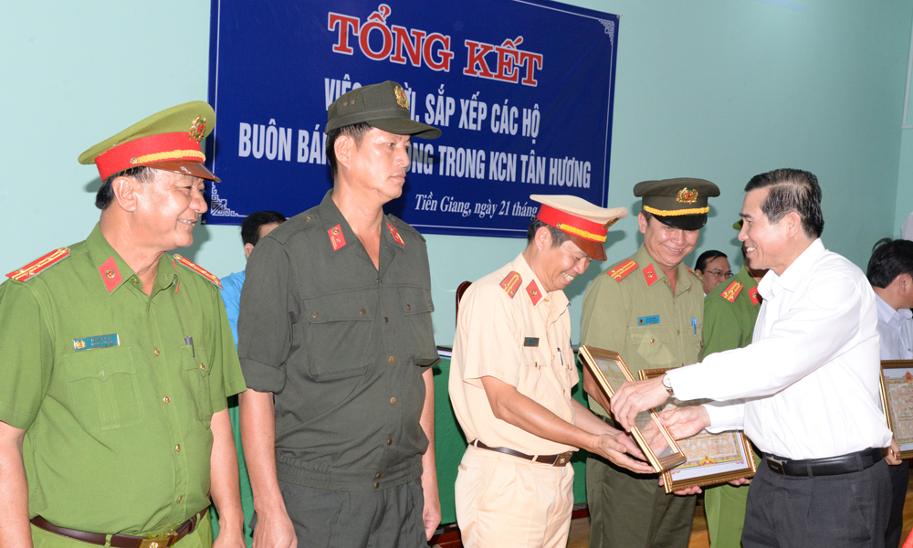 Đồng chí Lê Văn Hưởng trao Bằng khen cho các cá nhân có nhiều thành tích trong việc di dời, sắp xếp các hộ buôn bán hàng rong trong KCN Tân Hương.