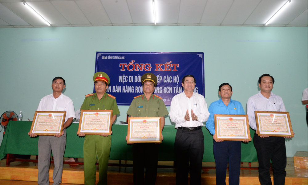 Đồng chí Lê Văn Hưởng trao Bằng khen của UBND tỉnh Tiền Giang cho các tập thể có nhiều đóng góp trong việc di dời, sắp xếp các hộ bán hàng rong trong KCN Tân Hương.