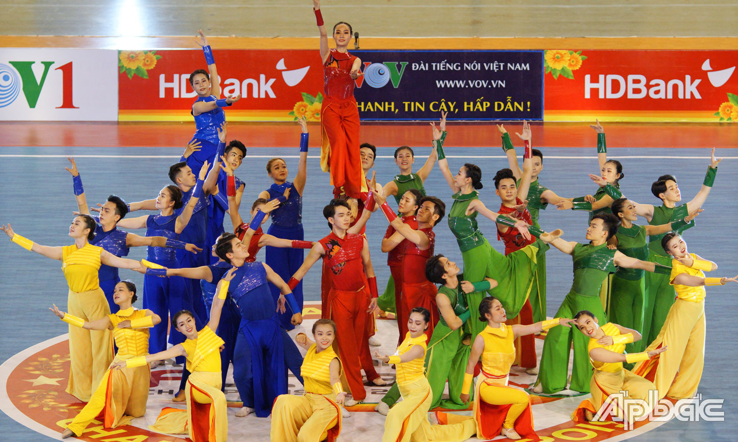 Biễu diễn văn nghệ khai mạc giải đấu.