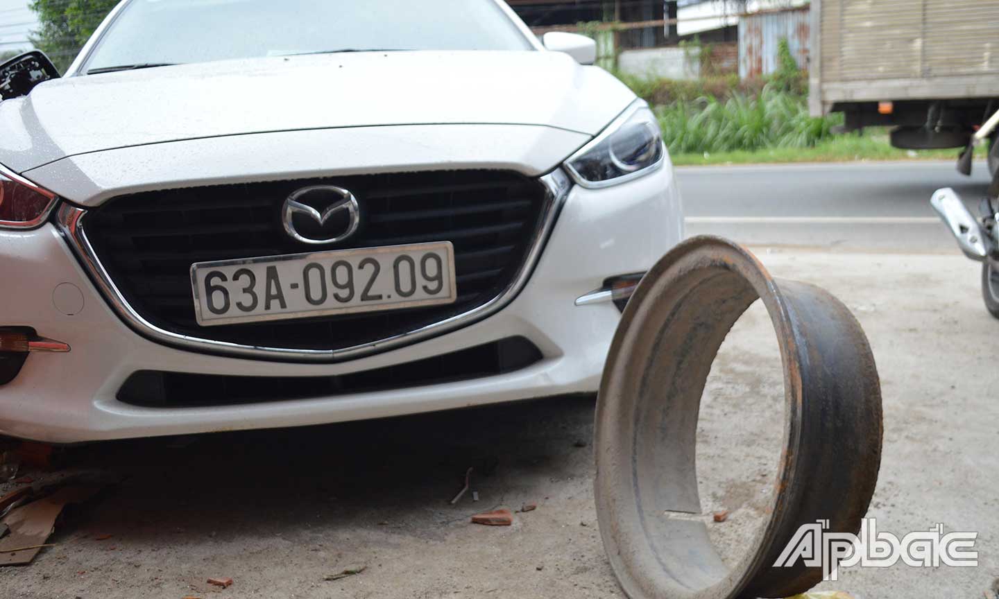 Bánh xe va chạm với xe ô tô trước khi trúng nạn nhân