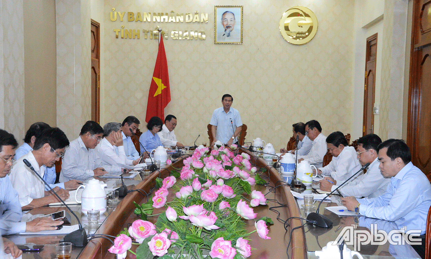 Đồng chí Lê Văn Hưởng phát biểu tại buổi làm việc.