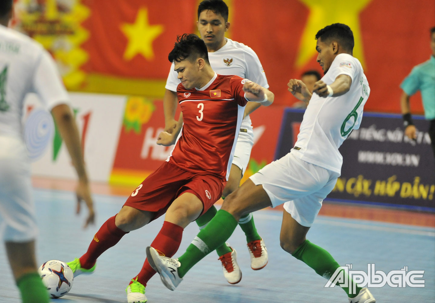 Việt Nam và Indonesia bất phân thắng bại. Ảnh: Dũng Phương