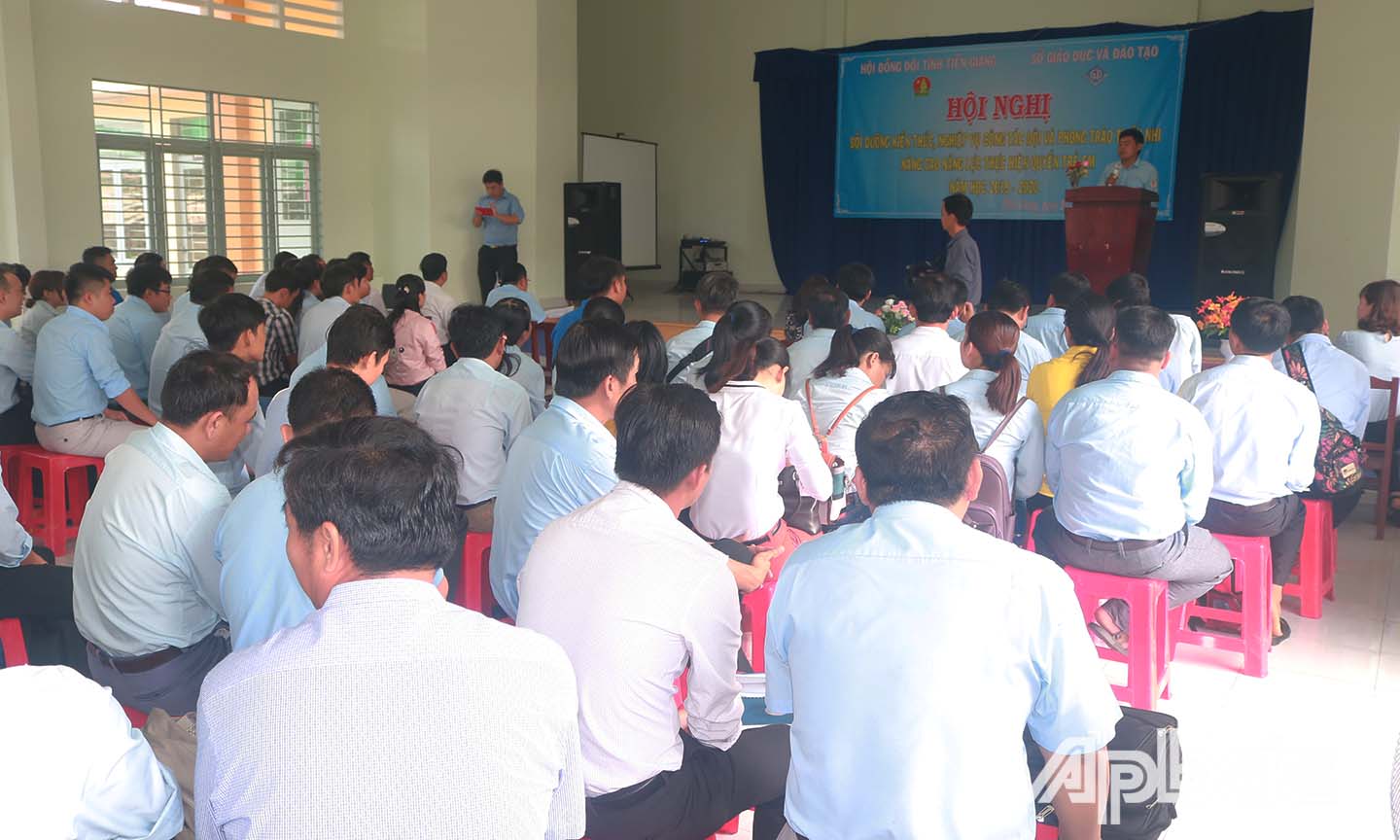 Hội nghi có sự tham dự của 100 đại biểu.