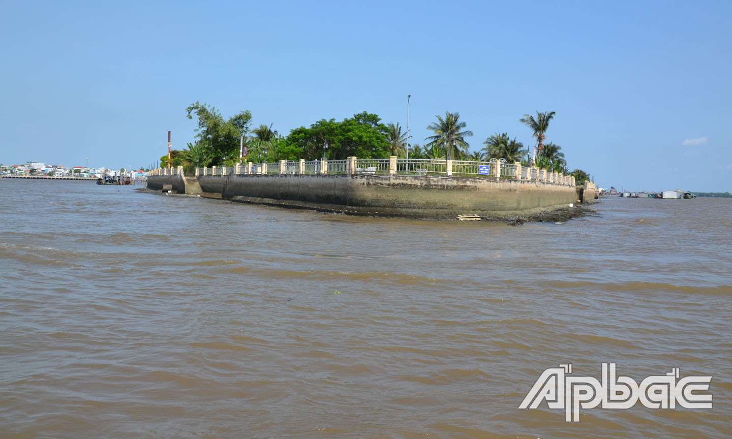 Cồn Tân Long được đầu tư kè chống sạt lở.