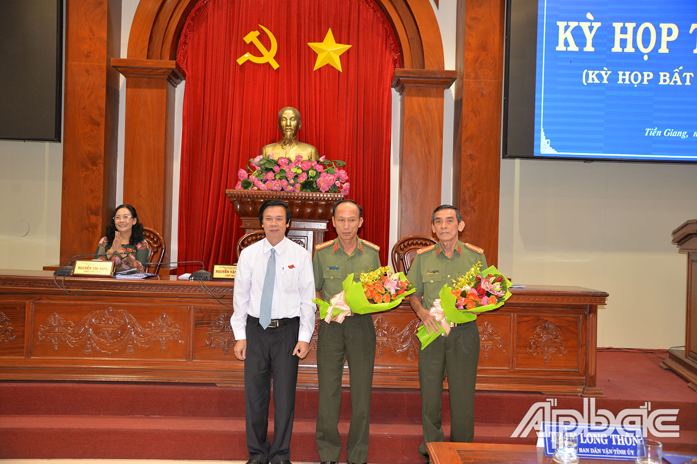Đồng chí Nguyễn Thị Sáng, Phó Chủ tịch HĐND tỉnh tặng hoa chúc mừng đồng chí Đoàn Văn Phương