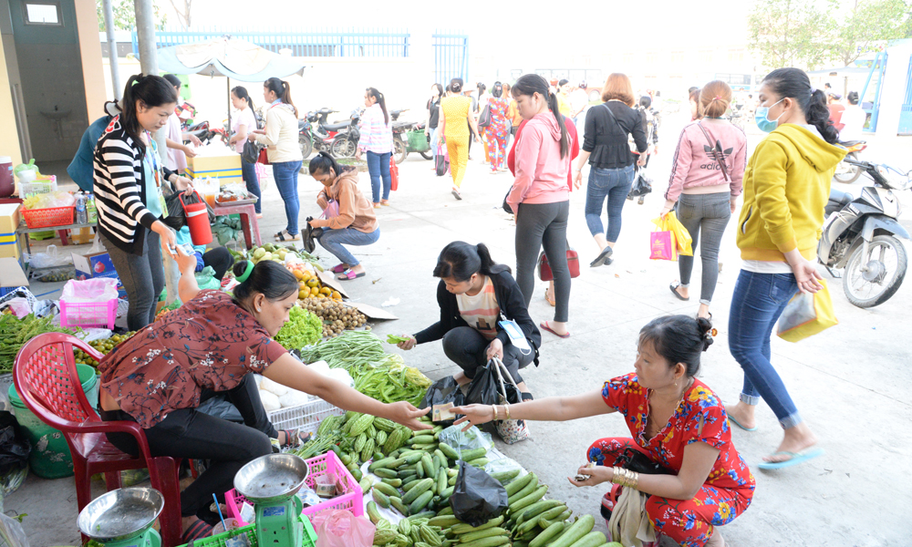Số lượng người mua tại chợ vào cổng số 2 KCN Tân Hương ngày một đông hơn.